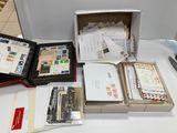 une boîte de courrier posée sur une table à côté d'un ordinateur portable