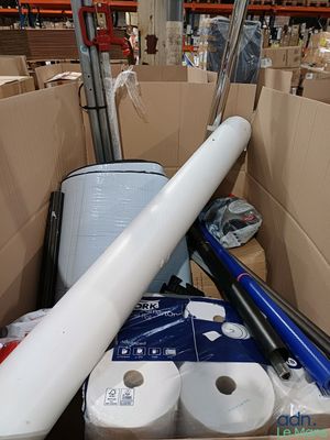 de nombreux rouleaux de papier toilette et des rouleaux de papier toilette dans une boîte