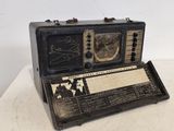 une radio à l'ancienne posée sur une table blanche
