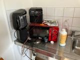 deux micro-ondes et un grille-pain posés sur le plan de travail de la cuisine
