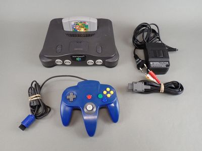 une console de jeux vidéo avec une manette et un chargeur