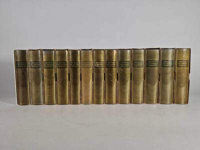 un ensemble de six livres en laiton ancien posés sur une surface blanche