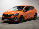 une voiture orange garée dans un garage au sol en damier