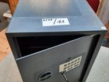 un coffre-fort ouvert posé sur une table