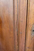 Encoignure en bois naturel mouluré ouvrant par deux portes p… (photo 4)
