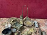 une table sur laquelle sont posés plusieurs objets en argent