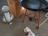 une casserole posée sur une table dans une pièce