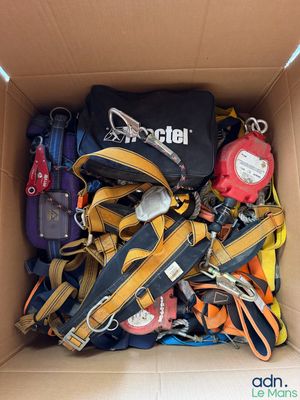 une boîte en carton contenant divers objets, dont un extincteur