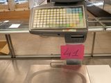 une photo d'une caisse enregistreuse dans un magasin