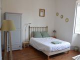 une chambre avec un lit, une commode et une fenêtre