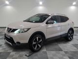 le suv blanc de nissan est garé sur un carrelage en damier