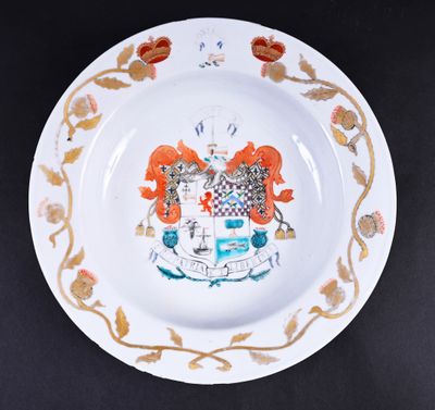 une assiette ornée d'un blason