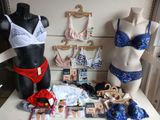 deux mannequins exposés devant un présentoir de combinaisons en dentelle