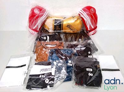 un sac de nourriture posé sur une table
