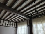un lustre suspendu au plafond d'une pièce