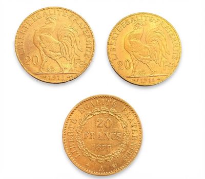 trois pièces d'or de tailles et de formes différentes posées sur une surface blanche