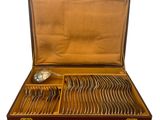 un coffret en bois contenant de l'argenterie, sur fond blanc