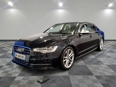 L'Audi S8 berline est garée dans une grande pièce