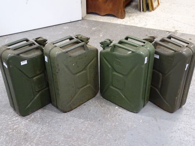 4 jerricans 20 litres