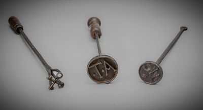 trois types d'outils différents sont présentés sur une surface blanche