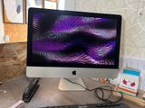 une image d'un écran d'ordinateur et d'un clavier sur un bureau