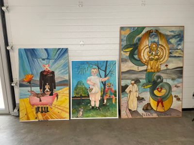 trois tableaux représentant des enfants et des animaux dans une pièce aux murs blancs