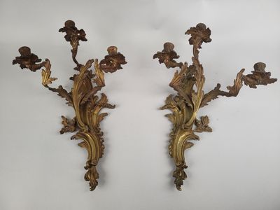 paire d'appliques murales anciennes en bronze, ornées de fleurs et de feuilles