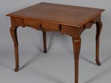 une vieille table en bois avec un tiroir en dessous, posée sur un plan de travail gris
