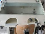 un bureau avec un miroir et une chaise dans la pièce