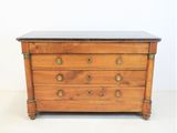 une petite commode en bois avec un plateau en marbre