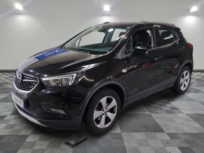 Le SUV Buick noir est garé sur un sol à damier.