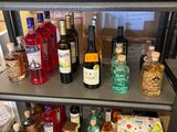 des bouteilles d'alcool sont posées sur une étagère dans un magasin de spiritueux
