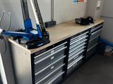 un établi sur lequel sont posés des outils dans un garage