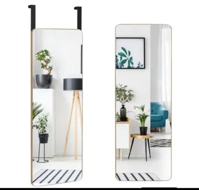 deux miroirs ornés de plantes dans une pièce