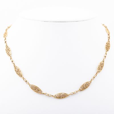 un collier plaqué or sur un mannequin