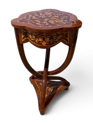 une image représentant une table en bois ornée d'un motif floral