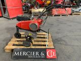 une machine rouge posée sur une palette