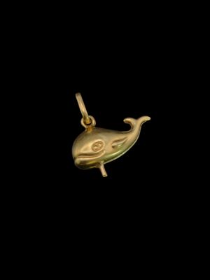 un pendentif en forme de baleine dorée sur fond noir