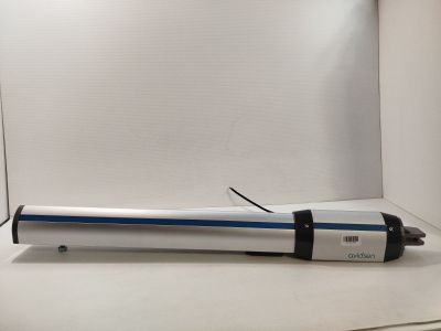 une boîte blanche ornée d'une bande noire et bleue