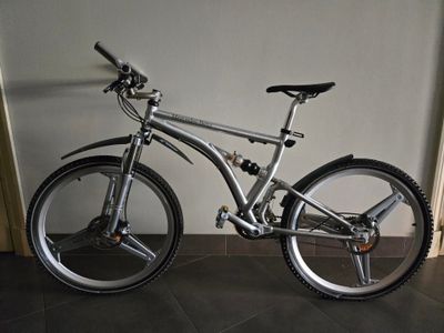 un vélo posé par terre dans la pièce