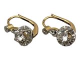 une paire de boucles d'oreilles en or et diamants sur fond blanc