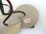 une paire de ciseaux posée sur une plaque métallique
