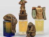 plusieurs types différents de flacons de parfum ornés d'une statue représentant un homme