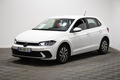 une Volkswagen Polo break blanche garée dans une pièce au sol carrelé