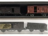 deux petits trains dans une boîte posée sur une surface blanche