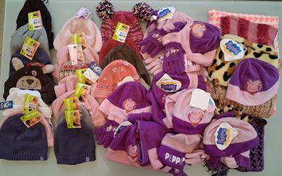 une pile de bonnets et de gants d'enfants posée sur une table