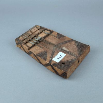 un petit instrument en bois muni d'une étiquette