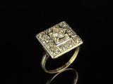 une bague en or et diamants de forme carrée