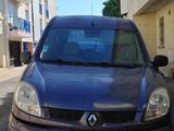 une petite voiture bleue garée sur le bord de la route