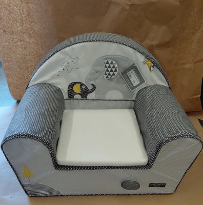 une chaise haute posée sur une table